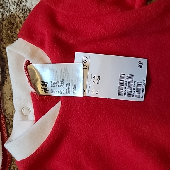 4 for $28 - H&M Infant 2-6m Red 2-piece Santa Suit - Picture 2 of 5